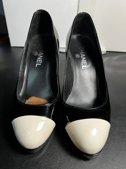 CHANEL Black WHITE Ivory Cap Toe Patent Leather Pumps 38.5 DESIGNER HEELS 7.5